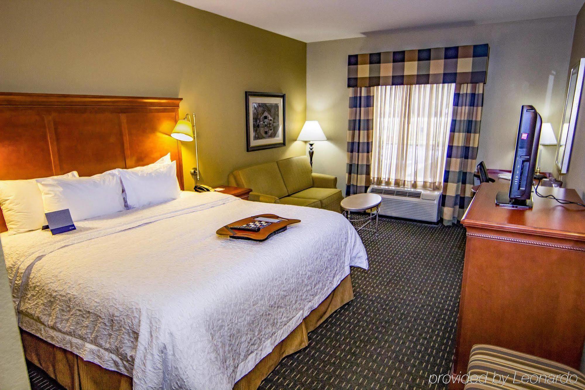 Hampton & Hotel