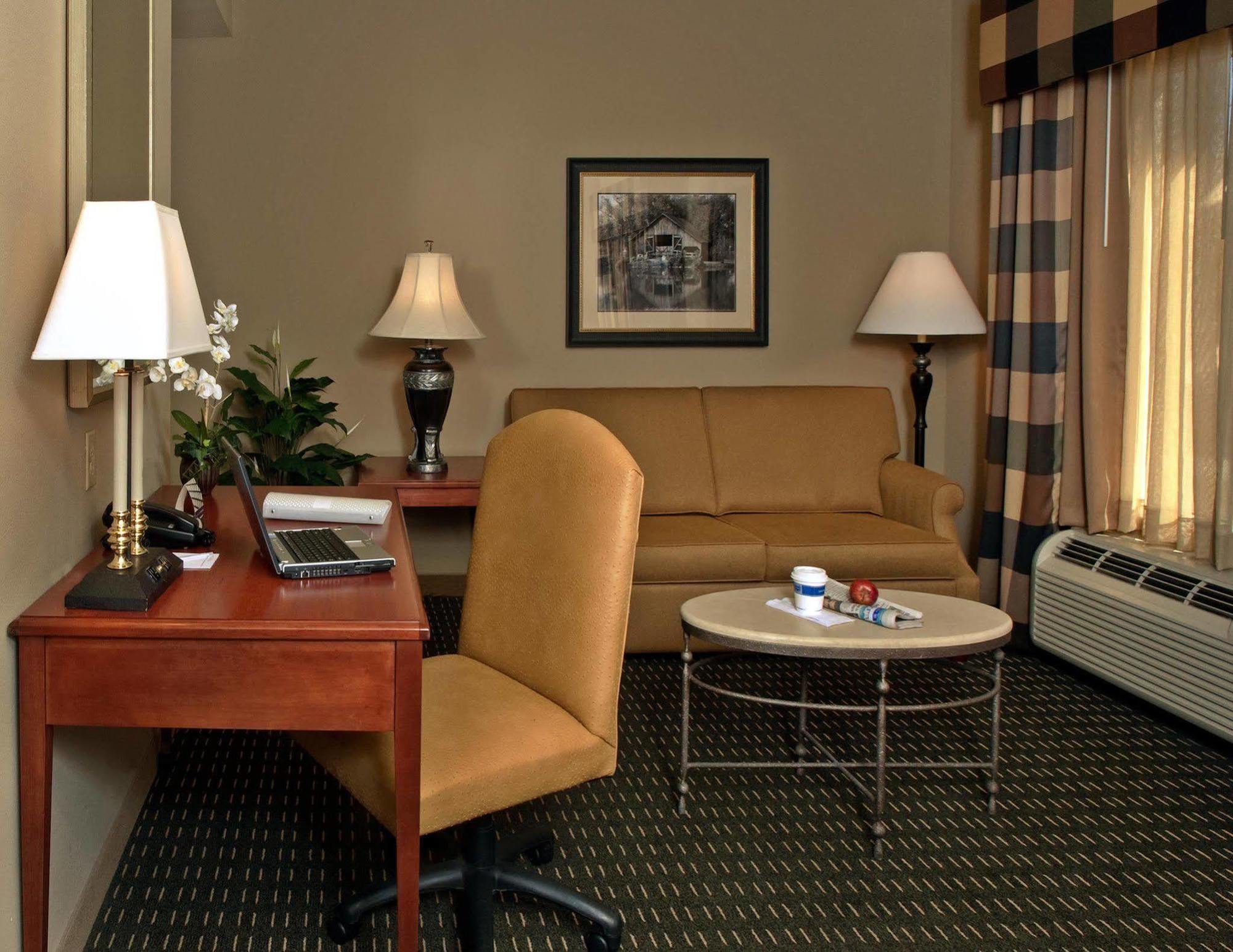 Hampton & Hotel